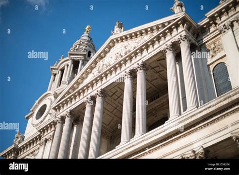 A Catedral de São João, Uma Obra-Prima Arquitetônica e um Refúgio Espiritual na Cidade de East London!