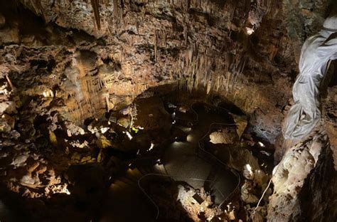  A Gruta de Cristal: Um Tesouro Escondido Brilhando na Montanha!