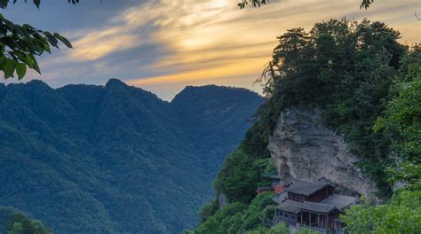 A Casa de Cultura do Distrito de Zhangwan: Um Tesouro Cultural e Arquitetônico Escondido em Shiyan!