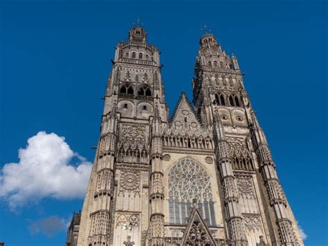 A Catedral de Tours: Um Tesouro Gótico que Desafia o Tempo e Inspira a Alma!