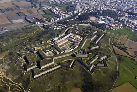  A Fortaleza de Sant Ferran: Uma Jornada Fascinante Através da História e Arquitetura Militar!