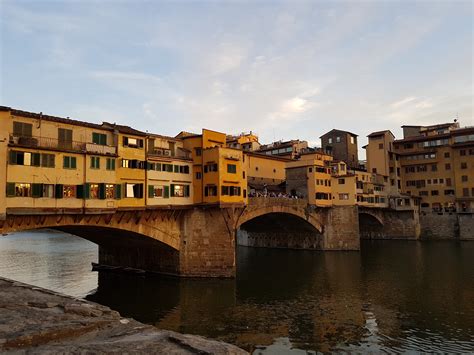  A Ponte Vecchio de Florença: Uma jóia medieval que desafia o tempo e a imaginação!