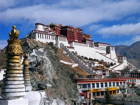 Potala Palace! Uma Joia da Arquitetura Tibetana em Meio à China Imperial!